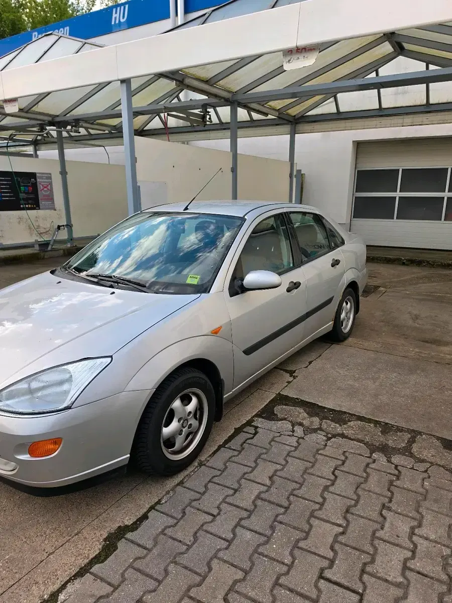 Brugt Ford Focus 100 HK (73 kW) 2001 Sølv Sedan