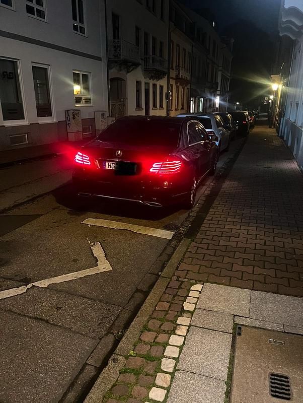 Schwarz Gebraucht 2015 Mercedes E200 Limousine | 11.000 € - Bild 1/4