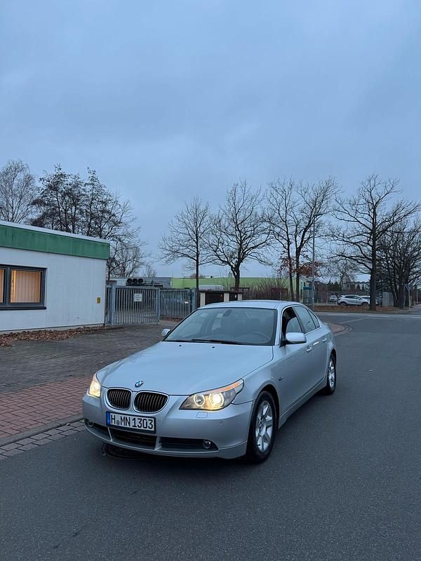 Grau Gebraucht 2006 BMW 523 Sport Line Limousine | 8.900 € (Teuer) - Bild 1/4