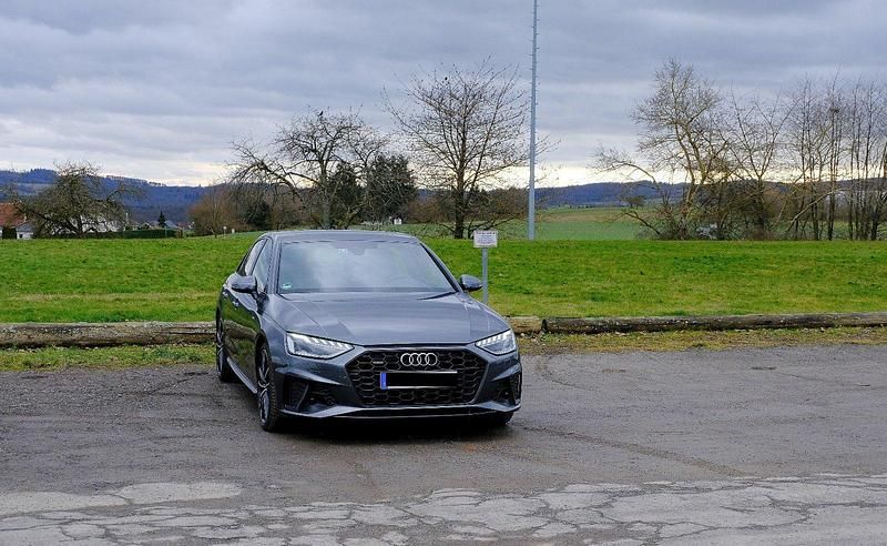 Grau Gebraucht 2024 Audi A4 S-Line Limousine | 38.870 € (Fairer Preis) - Bild 1/4