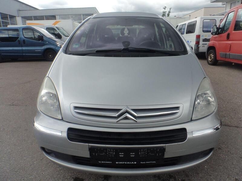 Grau Gebraucht 2005 Citroën Xsara Picasso Exclusive Van / Kleinbus | 2.599 € (Teuer) - Bild 1/4