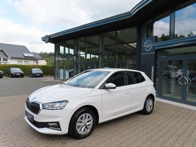 Weiss Gebraucht 2024 Skoda Fabia Style Kleinwagen | 18.049 € (Fairer Preis) - Bild 1/4