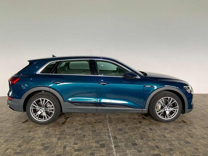 Galaxisblau metallic Gebraucht 2022 Audi e-tron SUV | 28.990 € (Superpreis) - Bild 1/4