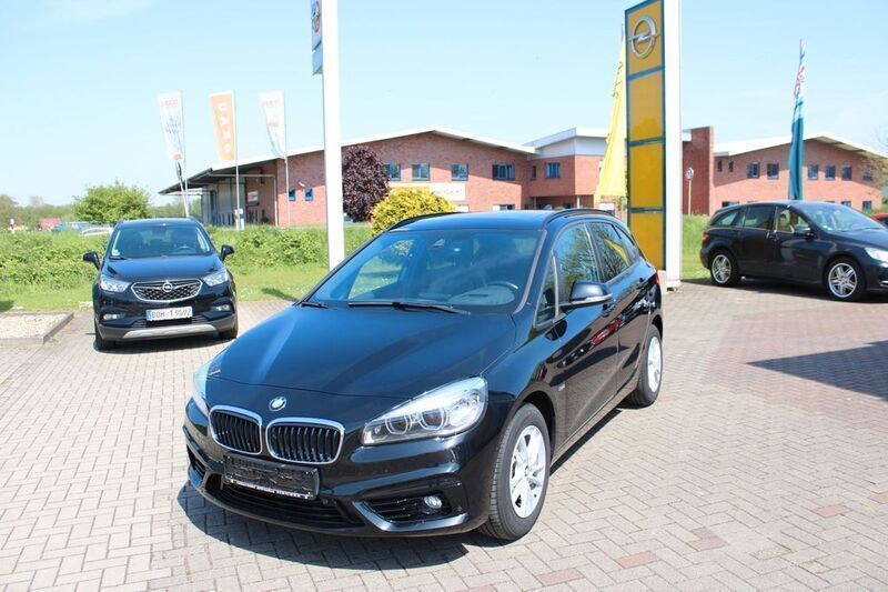 Black sapphire metallic Gebraucht 2018 BMW 218 Active Tourer Sport Line Van / Kleinbus | 16.673 € (Fairer Preis) - Bild 1/4