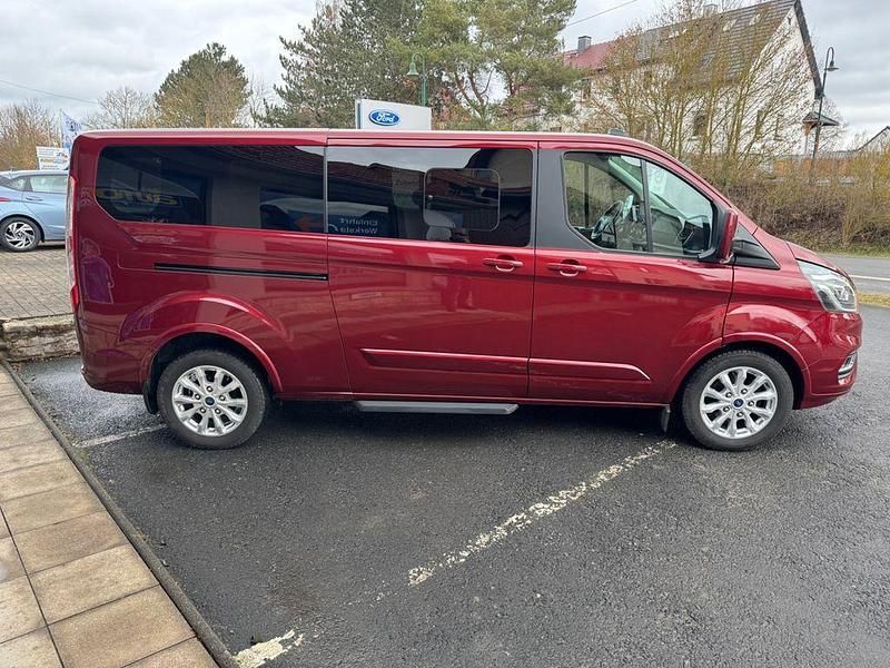 Gebraucht Ford Tourneo Titanium 185 PS (136 kW) 2020 Rot Van / Kleinbus