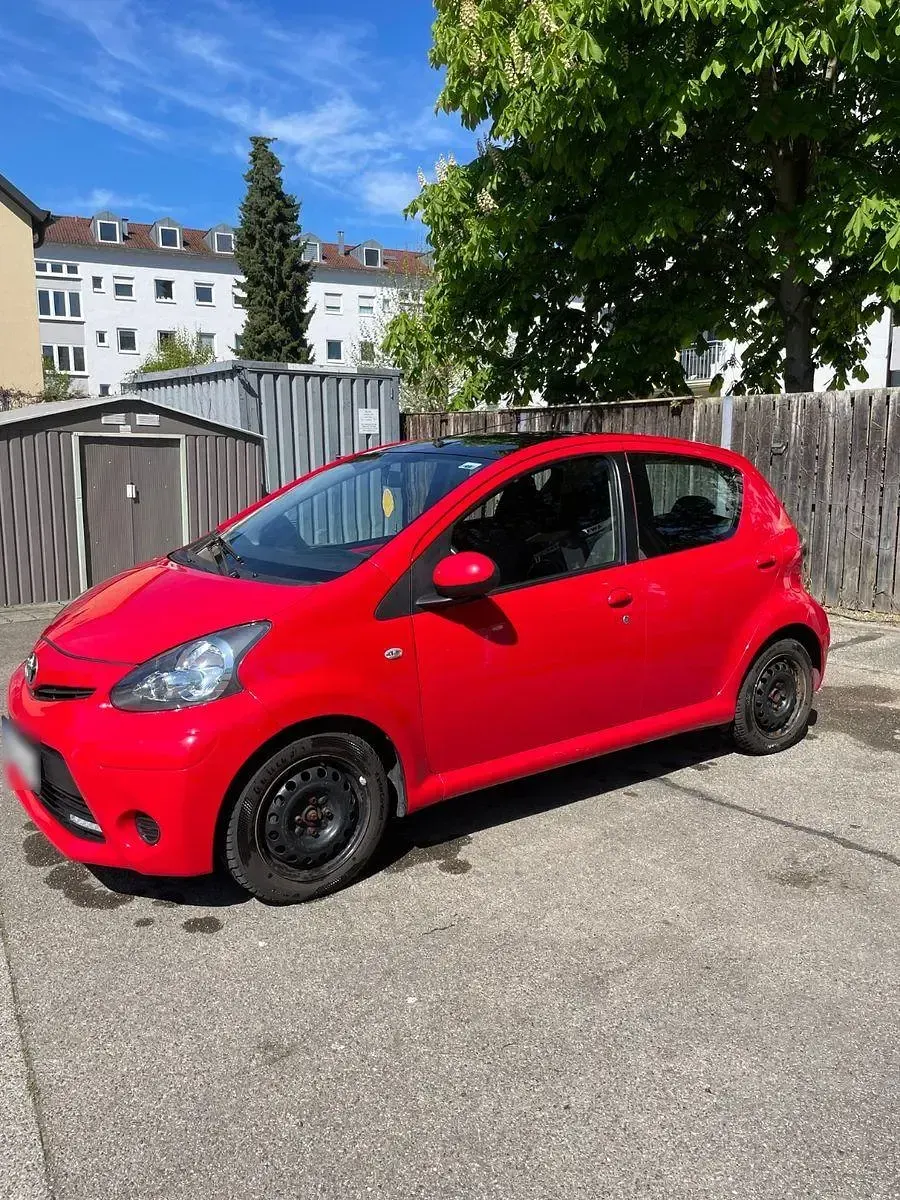 Gebraucht Toyota Aygo 68 PS (50 kW) 2013 Rot Kleinwagen
