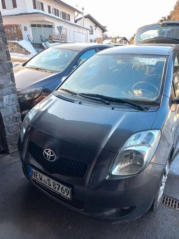 Grau Gebraucht 2009 Toyota Yaris Team Kleinwagen | 3.200 € (Superpreis) - Bild 1/4