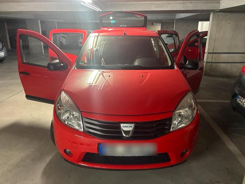 Rot Gebraucht 2009 Dacia Sandero Limousine | 2.200 € - Bild 1/4