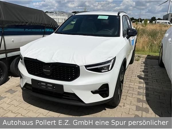 Weiß (crystal white / metallic) Neu 2025 Volvo XC40 Plus SUV | 39.226 € (Superpreis) - Bild 1/4