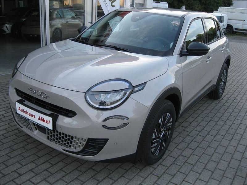 Neu Fiat 600 101 PS (74 kW) 2025 Beige Limousine