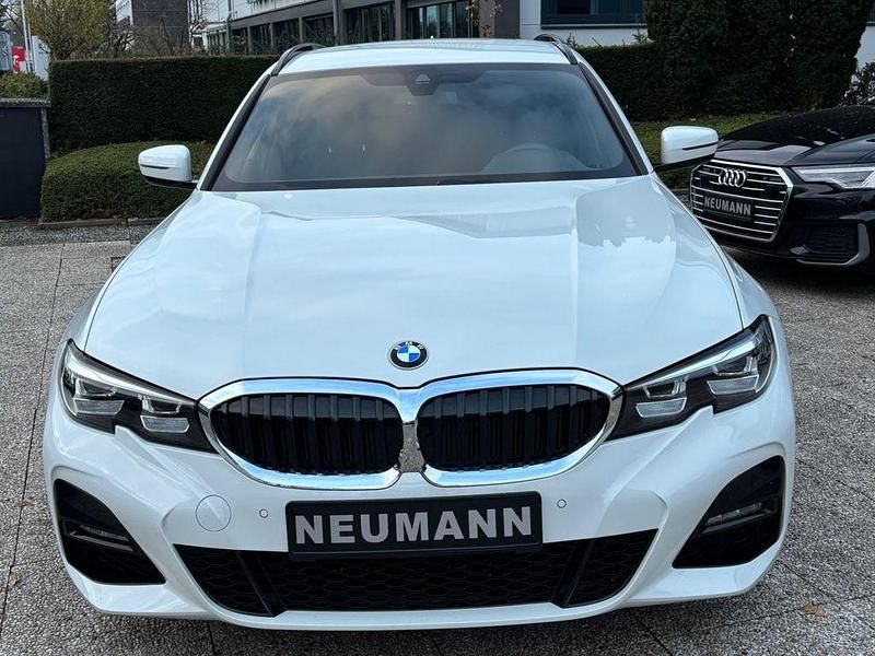 Weiß Gebraucht 2020 BMW 330e M Sport Kombi | 24.900 € (Superpreis) - Bild 1/4