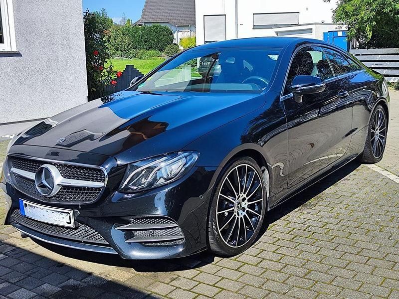 Schwarz Gebraucht 2019 Mercedes E200 AMG line Coupé | 25.500 € (Superpreis) - Bild 1/4