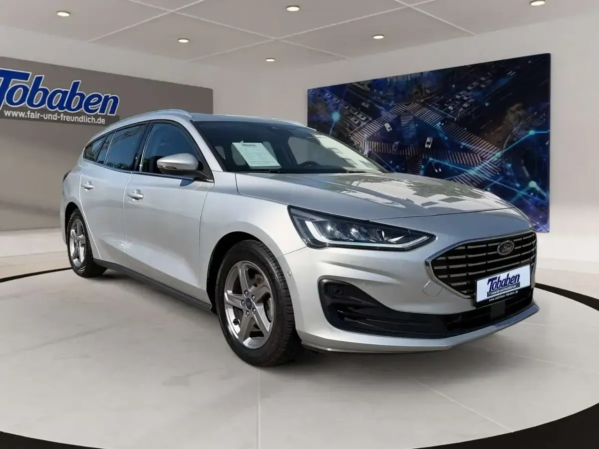 Używany Ford Focus Titanium 120 KM (88 kW) 2022 Srebrny Sedan/Limuzyna