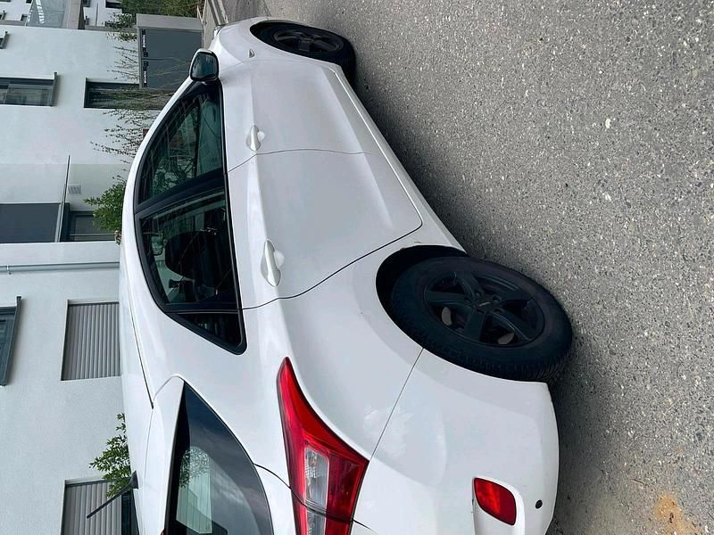 Weiß Gebraucht 2013 Hyundai i30 Limousine | 5.100 € (Fairer Preis) - Bild 1/4