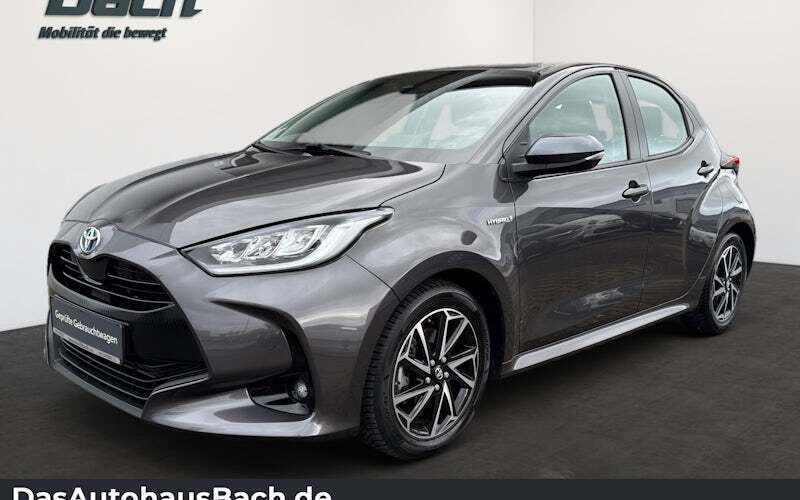 Grau Gebraucht 2021 Toyota Yaris Hybrid Club Limousine | 18.940 € (Fairer Preis) - Bild 1/4
