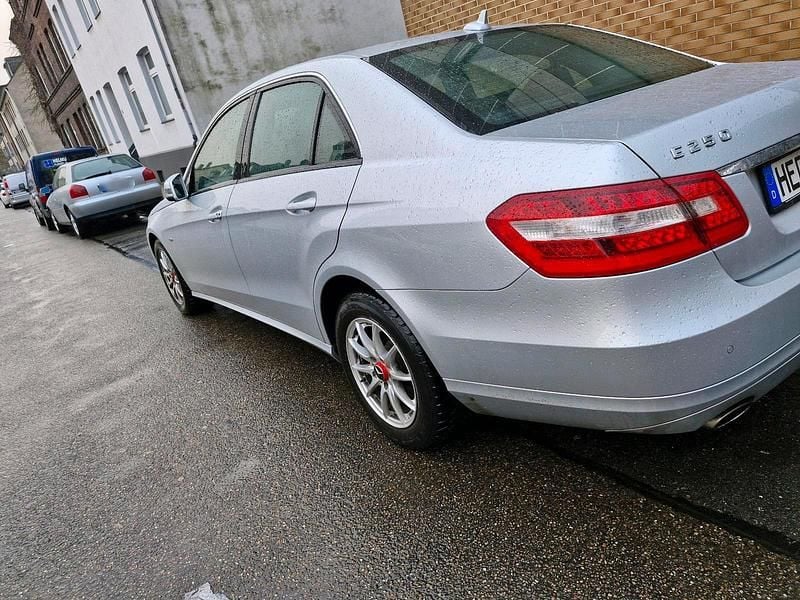 Gebraucht Mercedes E200 184 PS (135 kW) 2011 Silber Limousine