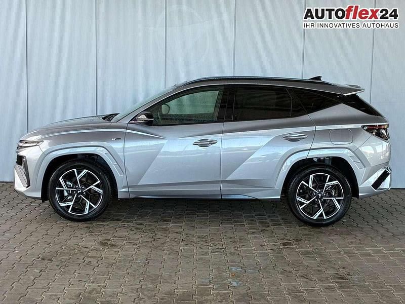 Shimmering silver meta... Neu 2025 Hyundai Tucson N Line SUV | 42.050 € (Fairer Preis) - Bild 1/4
