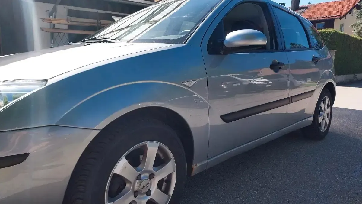 Gebraucht Ford Focus 100 PS (73 kW) 2004 Silber Limousine