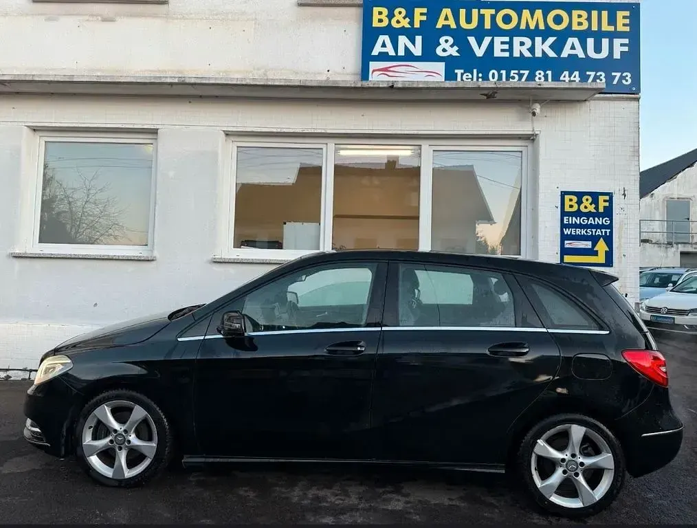 Gebraucht Mercedes B180 122 PS (89 kW) 2013 Schwarz Kleinwagen