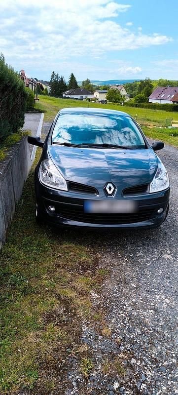 Grau Gebraucht 2006 Renault Clio II Dynamique Limousine | 1.750 € (Guter Preis) - Bild 1/4