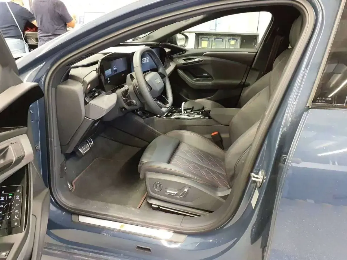 Gebraucht Audi A6 e-tron S-Line 210 kW (286 PS) 2026 Blau Kombi