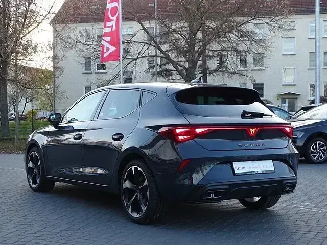 Nowe Cupra Leon 150 KM (110 kW) 2026 Niebieski Sedan/Limuzyna