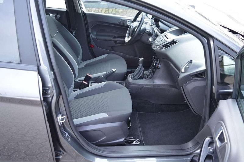 Gebraucht Ford Fiesta Celebration 101 PS (74 kW) 2016 Magnetic Kleinwagen
