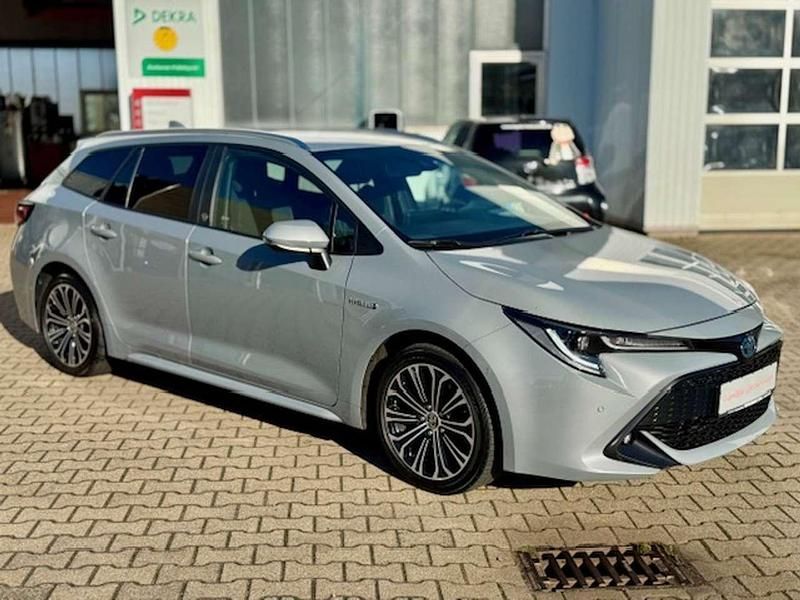Manhattengrau Gebraucht 2021 Toyota Corolla Team Kombi | 20.590 € (Superpreis) - Bild 1/4