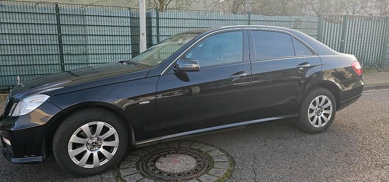 Schwarz Gebraucht 2011 Mercedes E220 Limousine | 9.300 € (Superpreis) - Bild 1/4