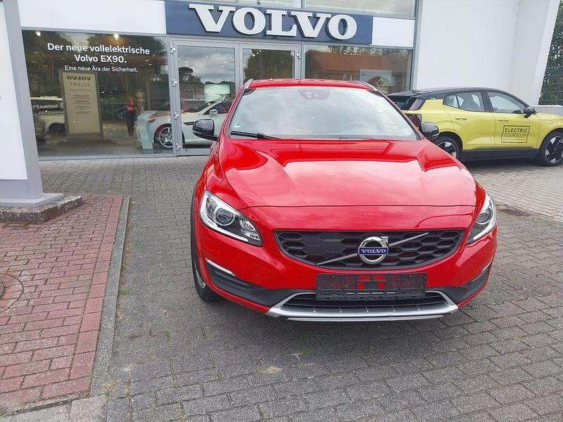 Passion red Gebraucht 2018 Volvo V60 CC Pro Kombi | 22.900 € (Superpreis) - Bild 1/4