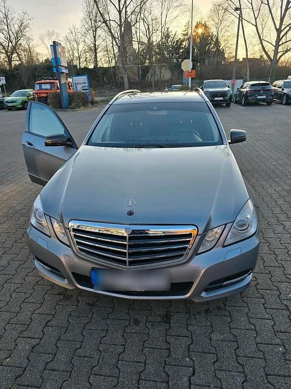 Grau Gebraucht 2011 Mercedes E300 Kombi | 10.900 € (Fairer Preis) - Bild 1/4