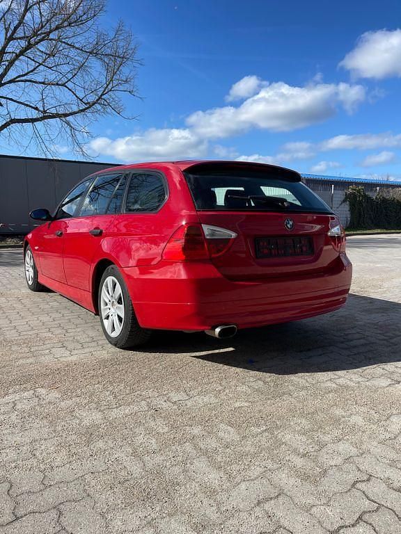 Gebraucht BMW 320 129 PS (94 kW) 2006 Rot Kombi