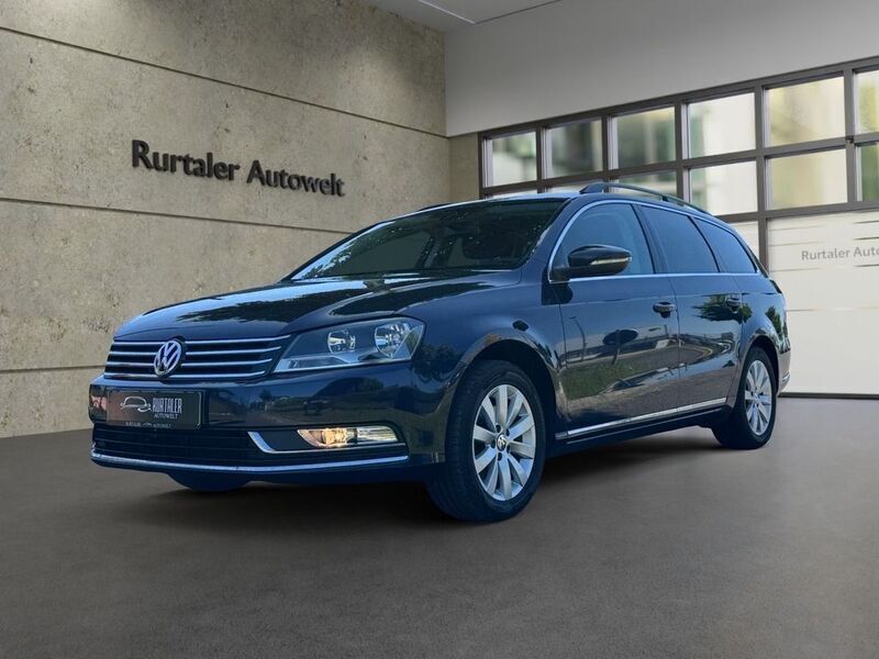 Blau Gebraucht 2012 VW Passat Comfortline Kombi | 11.999 € (Teuer) - Bild 1/4