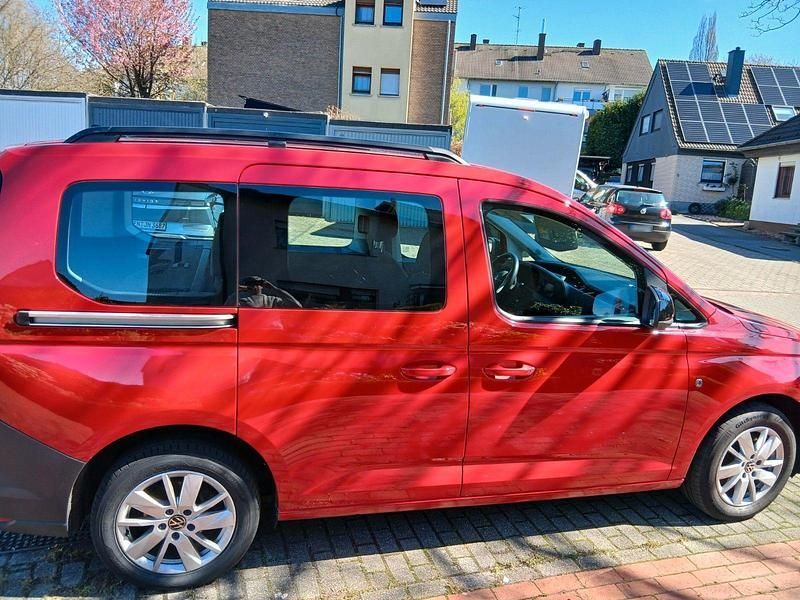 Second-hand VW Caddy 122 CP (89 kW) 2023 Roșu Monovolum
