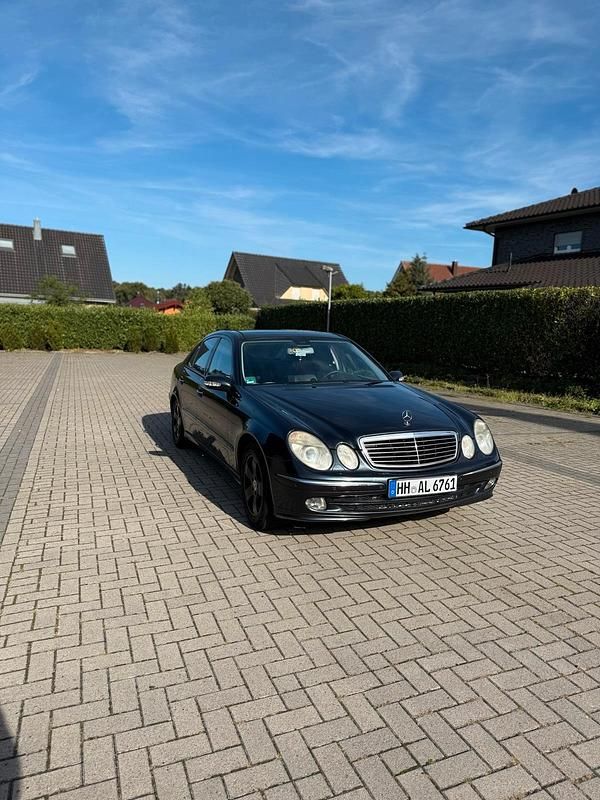 Schwarz Gebraucht 2002 Mercedes E270 Limousine | 4.650 € (Fairer Preis) - Bild 1/4
