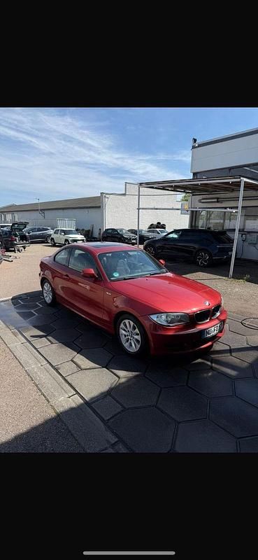 Rot Gebraucht 2009 BMW 118 Coupé Coupé | 8.999 € (Etwas zu teuer) - Bild 1/4