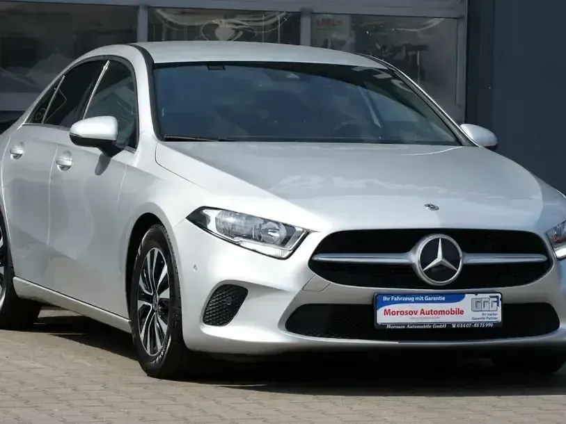 Gebraucht Mercedes A180 Style 116 PS (85 kW) 2020 Iridiumsilber metallic Limousine