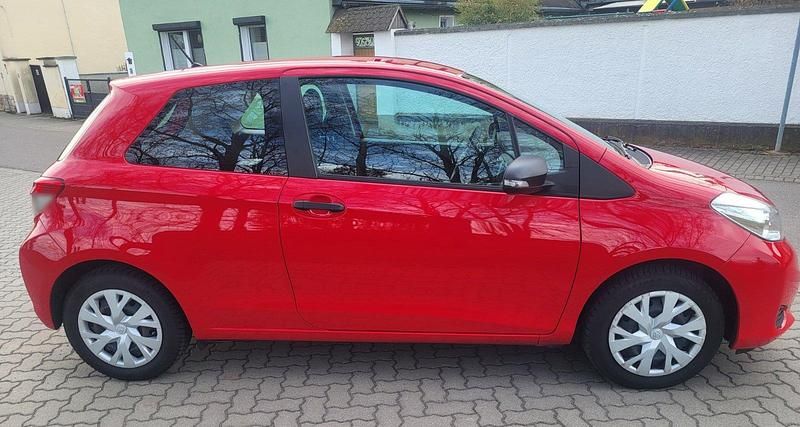 Gebraucht Toyota Yaris 69 PS (50 kW) 2014 Rot Kleinwagen
