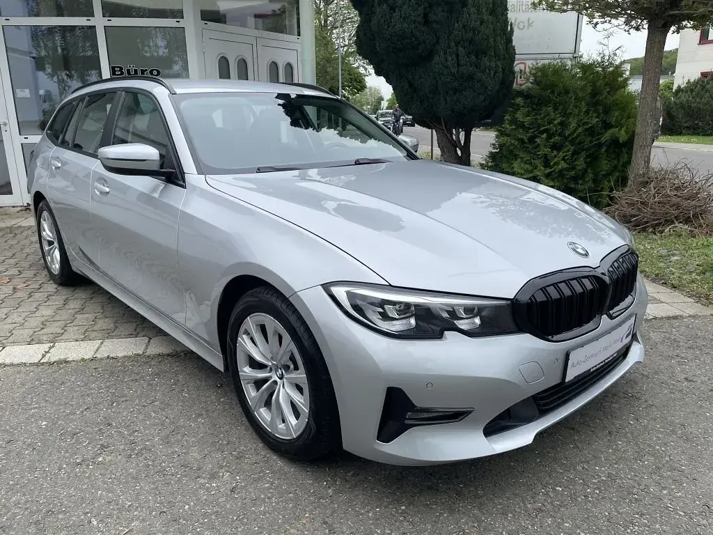 Gebraucht BMW 320 190 PS (139 kW) 2021 Glaciersilber metallic Kombi