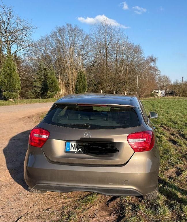 Gebraucht Mercedes A180 122 PS (89 kW) 2012 Braun Limousine