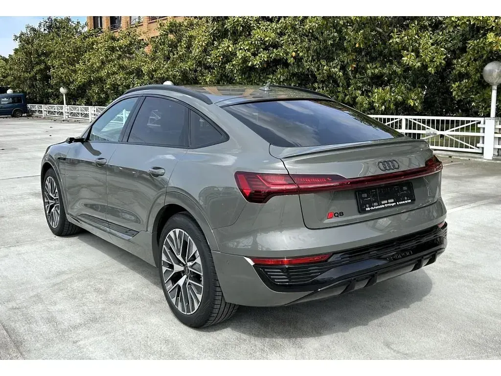 Gebraucht Audi Q8 Sportback e-tron Comfort 300 kW (408 PS) 2023 Chronosgrau (metallic) SUV