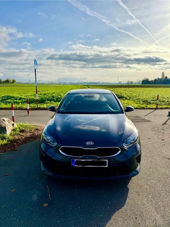 Grau Gebraucht 2019 Kia Ceed Spirit Kleinwagen | 14.500 € (Guter Preis) - Bild 1/4