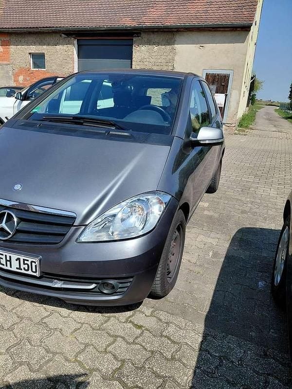 Graumetalic Gebraucht 2011 Mercedes A180 Limousine | 7.390 € (Fairer Preis) - Bild 1/4