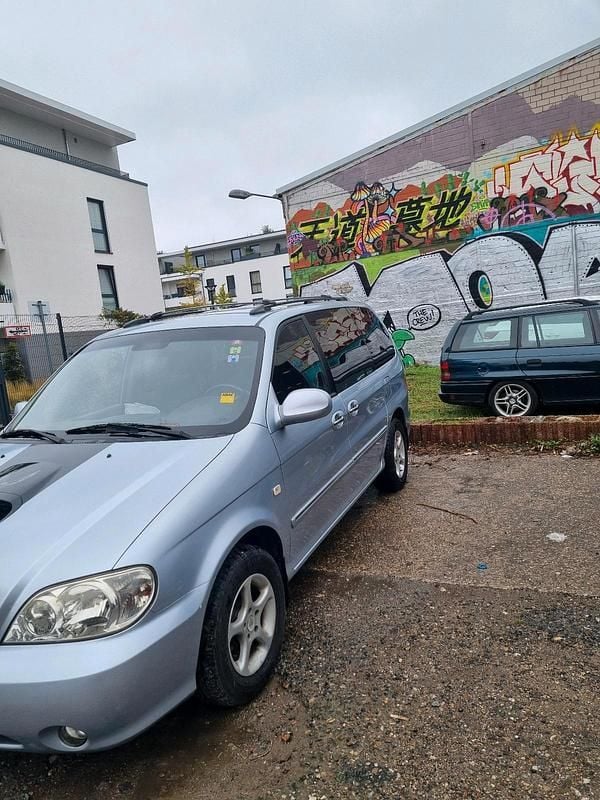 Silber Gebraucht 2002 Kia Carnival 2 Van / Kleinbus | 2.000 € (Superpreis) - Bild 1/4