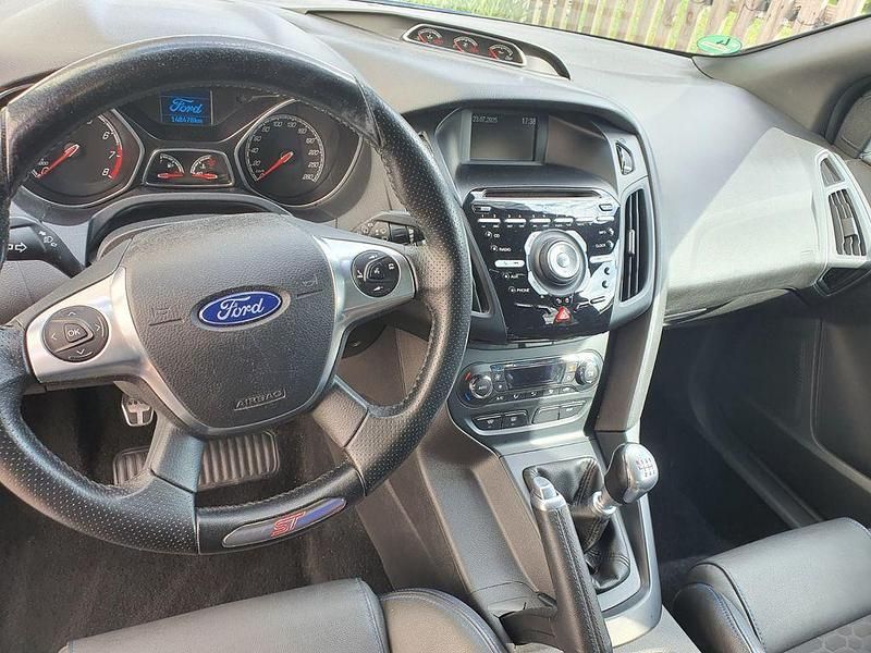 Gebraucht Ford Focus Sport 250 PS (183 kW) 2014 Blau Limousine