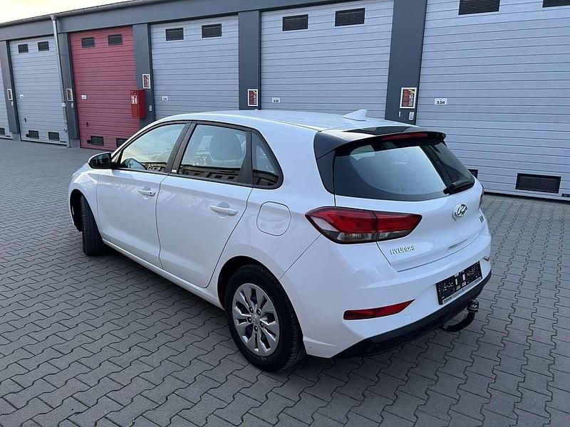 Gebraucht Hyundai i30 Select 116 PS (85 kW) 2021 Polar white / sol Kleinwagen