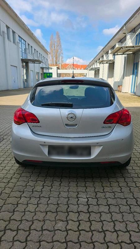 Gebraucht Opel Astra 101 PS (74 kW) 2011 Grau Limousine