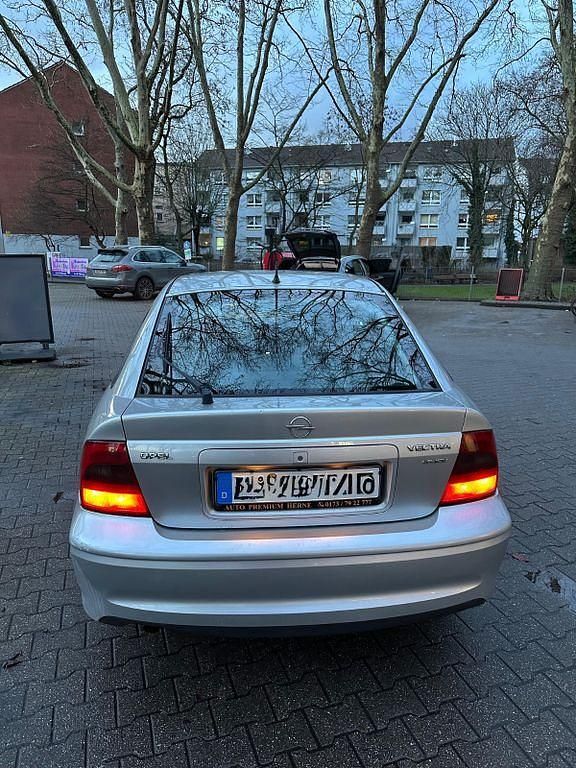 Gebraucht Opel Vectra 116 PS (85 kW) 1998 Silber Limousine
