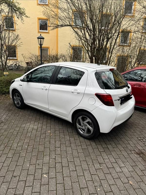 Weiß Gebraucht 2016 Toyota Yaris Kleinwagen | 10.900 € (Fairer Preis) - Bild 1/4