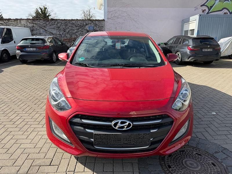 Gebraucht Hyundai i30 101 PS (74 kW) 2017 Rot Limousine